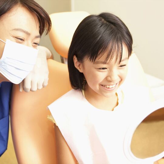 治療後の様子を確認する歯科医